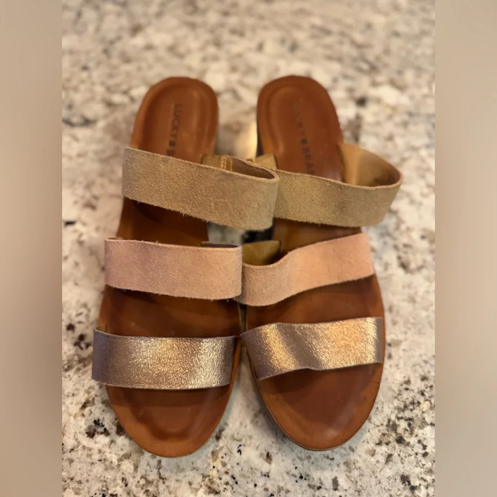Lucky Brand Rileigh Block Heel‎ Sandals with Metallic Finish